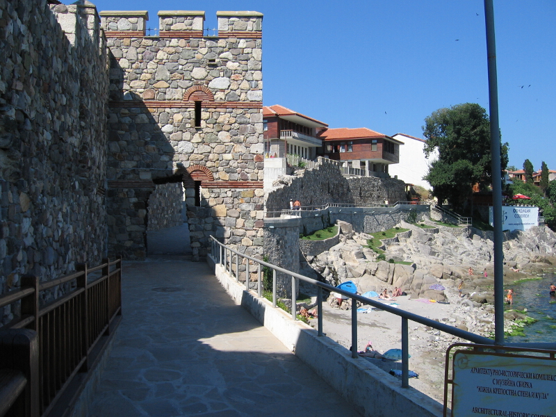 Крепостната стена на Стария град